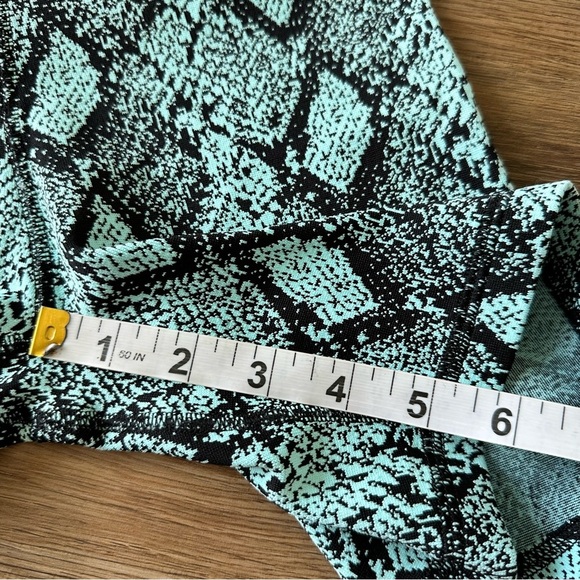 Solid & Striped Womens Biker Shorts XS Swim Bottoms Blue Snake Print Stretch 6”‎ - Picture 7 of 7